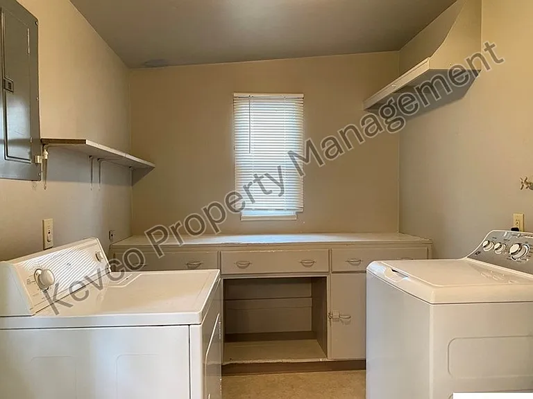 711 W Prospect Rd — Photo 6