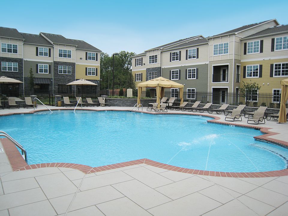 Pool & Cabanas