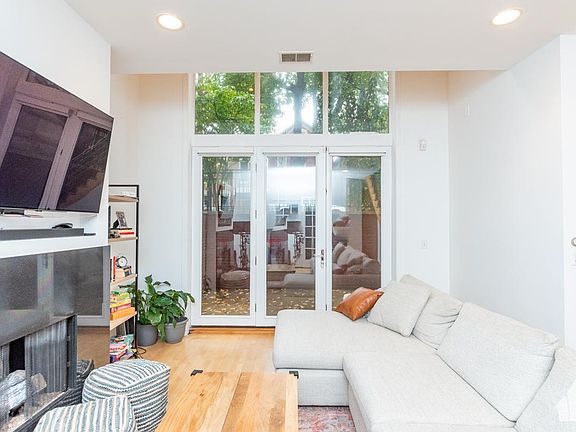 2nd image of 866 N Hermitage Ave APT 1