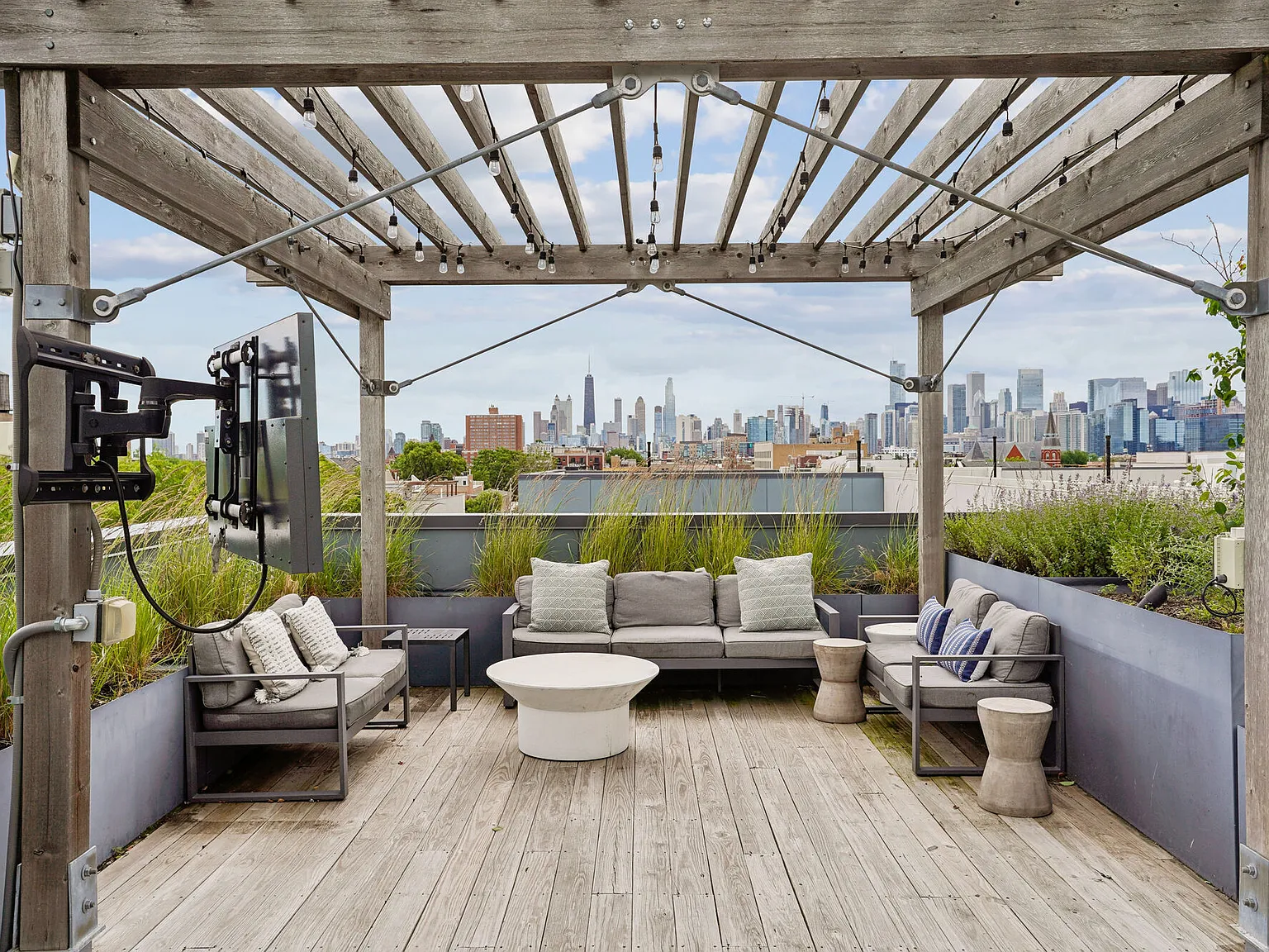 Luxe on Chicago — Photo 1