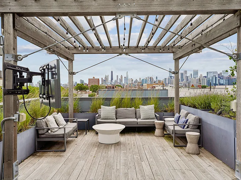 Luxe on Chicago — Photo 1