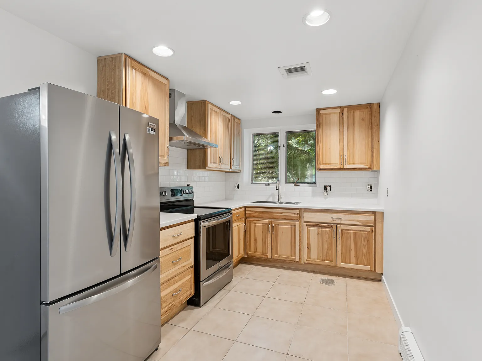 Garden Apartment Available for Rent - 2 Bedrooms and 1 Bath — Photo 3