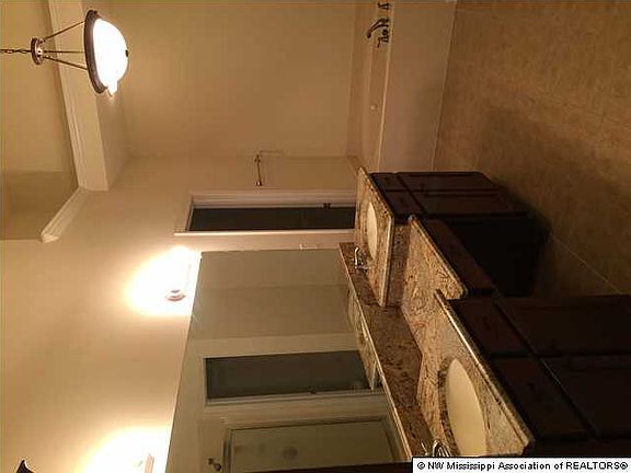 5th image of 3102 Vineyard Dr S