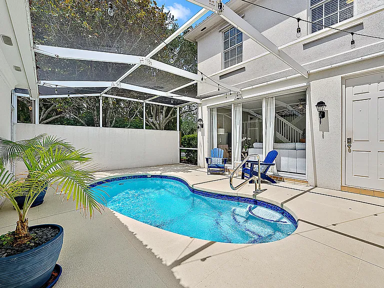 107 Rivinia Dr — Photo 1