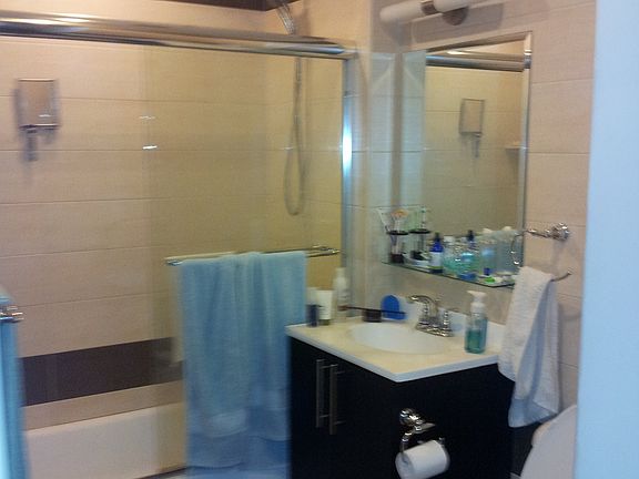 4th image of 2627 30th St APT 4R