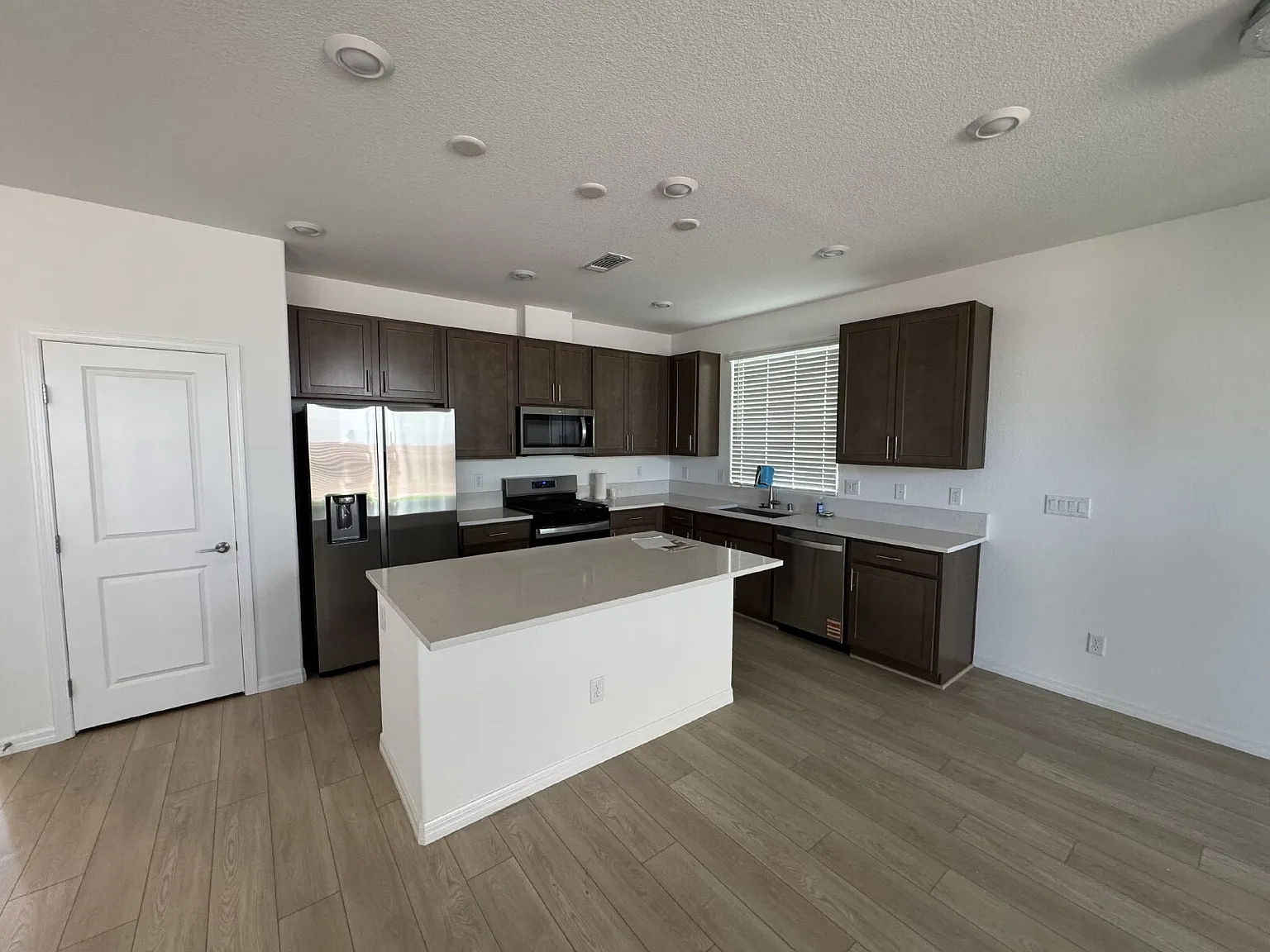4 bed, 2.5 bath, 2200 sqft, $2,750 — Photo 2