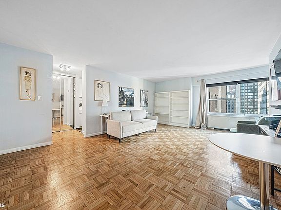 3rd image of 118 E 60th St APT 32A