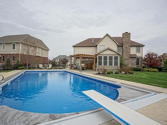 20x40 salt water pool with two water fountains, diving board and basketball hoop -entertainment for all