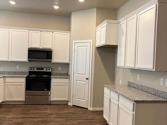 5th image of 2038 Kenwood Ave