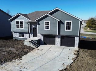 1206 SW Burns Cir, Oak Grove, MO 64075