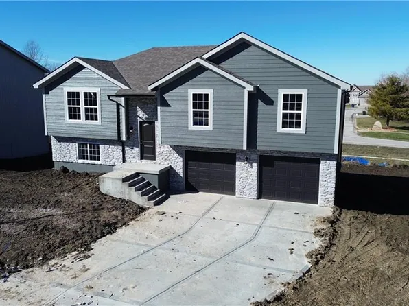 1206 SW Burns Cir, Oak Grove, MO 64075