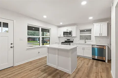 1411 W Shields Dr — Photo 5