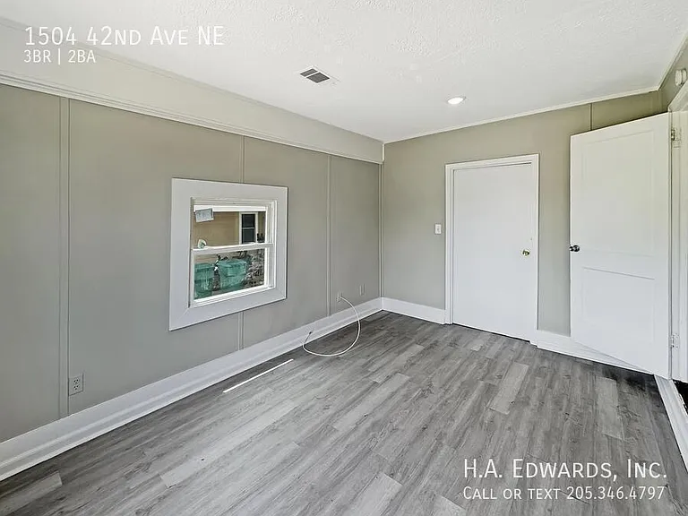 1504 42nd Ave NE — Photo 2