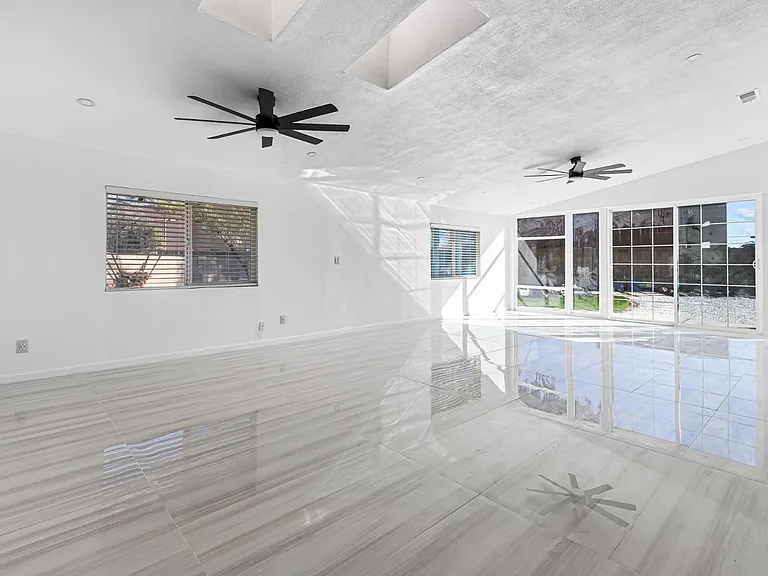 4401 W McRae Way — Photo 2