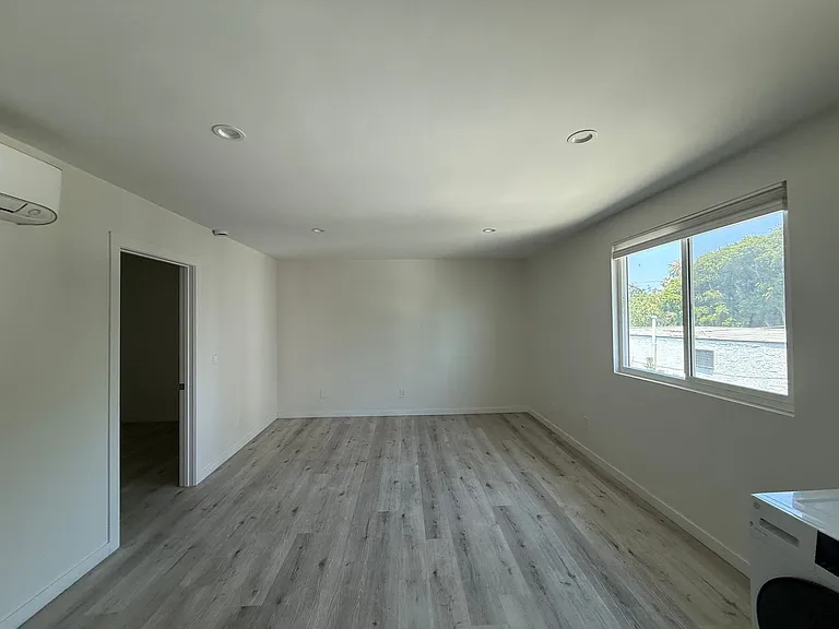 5806 Camerford Ave — Photo 3