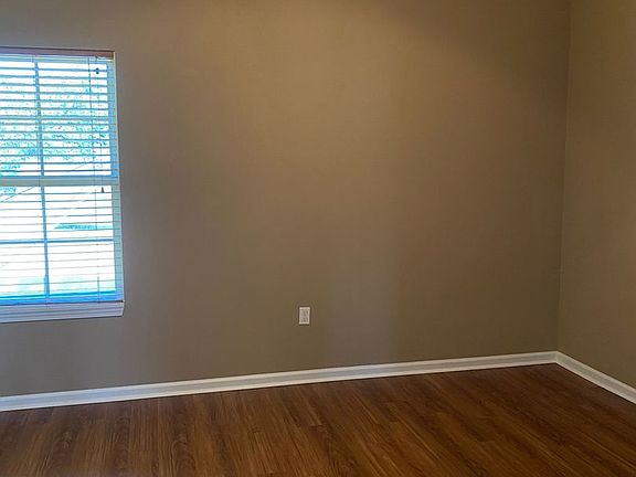 5th image of 1751 Elms St #5