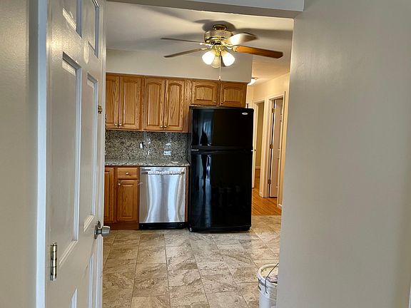 4th image of 221 Giffords Ln