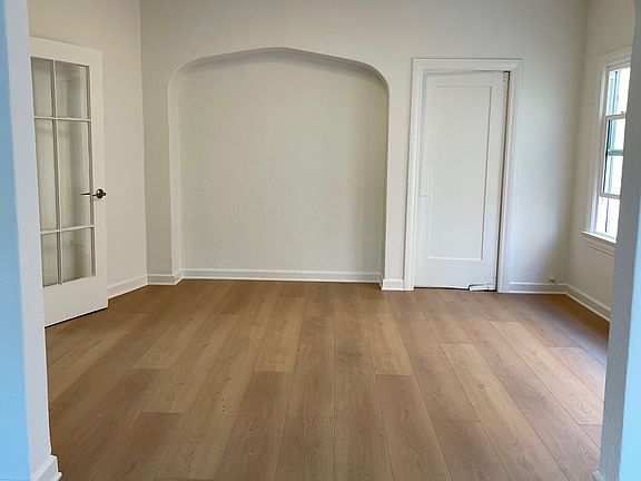 4th image of 129 1/2 N Kenmore Ave