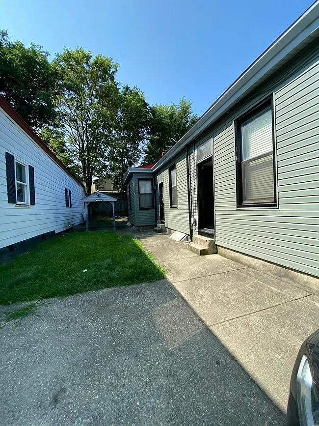 2 bed, 1300 sqft, $2,000 — Photo 2