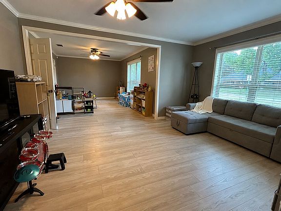 5th image of 400 Orchard Dr