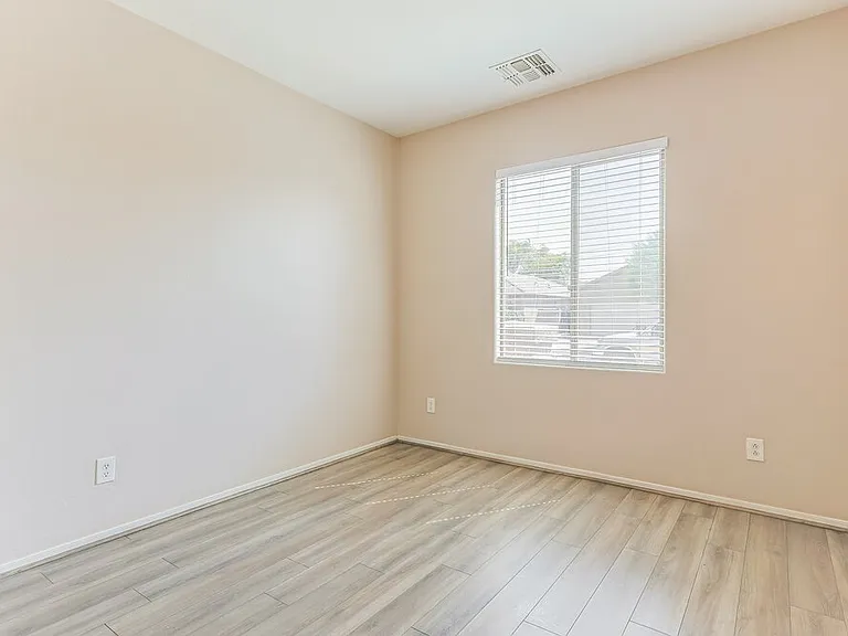 7905 S 73rd Ln — Photo 13