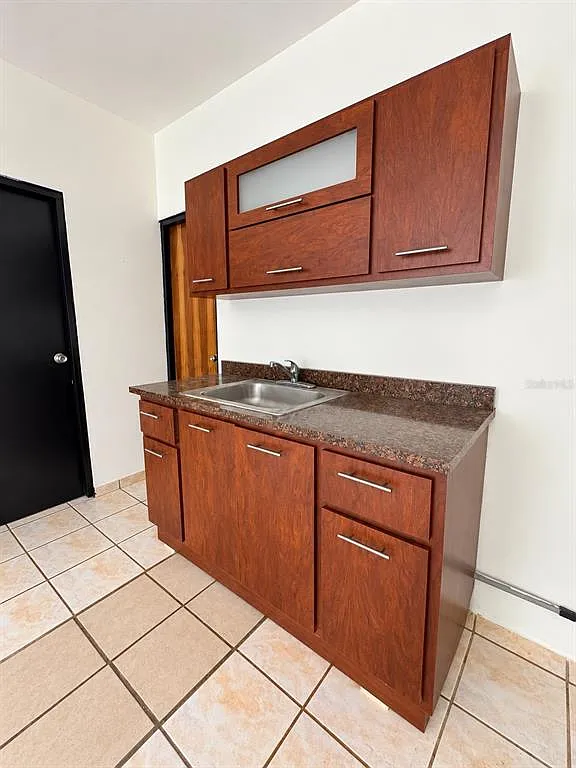 3 bed, 901.0 bath, 800 sqft, $750 — Photo 4
