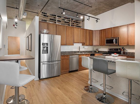 3rd image of 900 N Kingsbury St APT 727