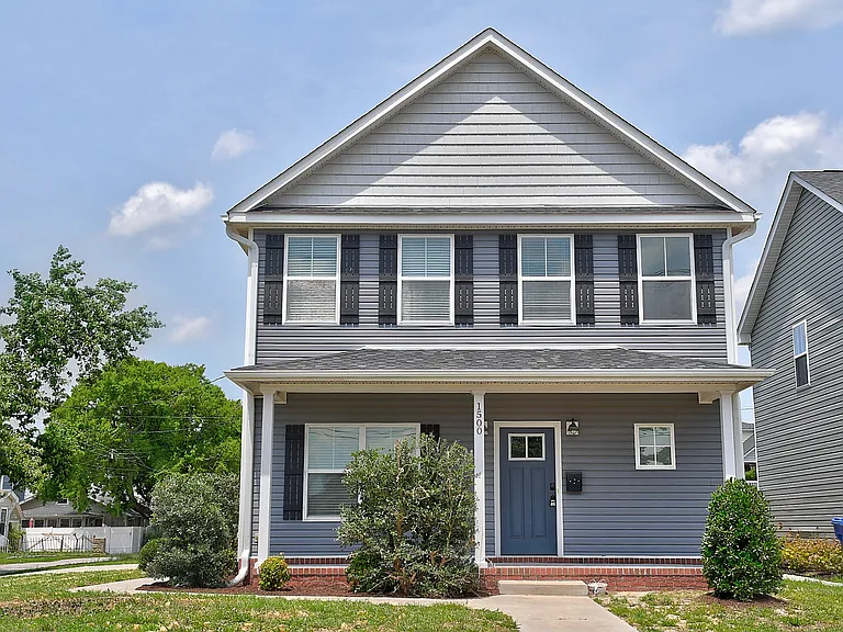 Located only two blocks to the Chesapeake Bay.