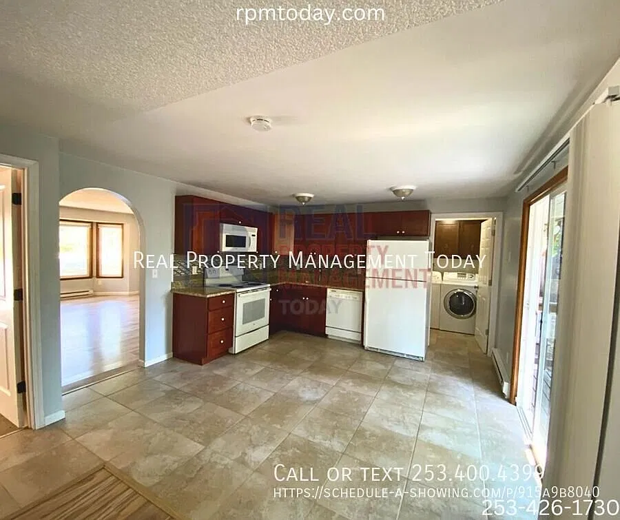 Charming Gig Harbor Retreat | Fenced Yard, Large Deck & Garage! — Photo 4