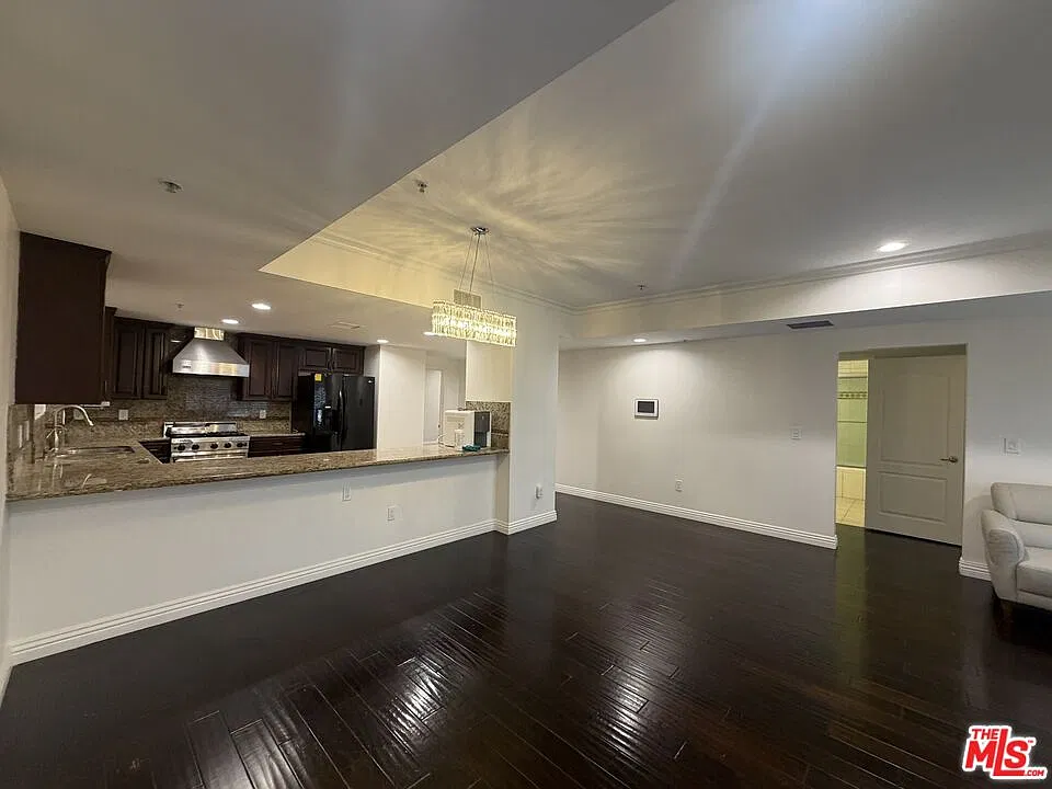 3 bed, 2.0 bath, 1490 sqft, $3,400 — Photo 2