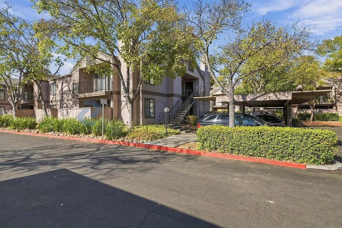 2 bed, 948 sqft, $2,562 — Photo 1
