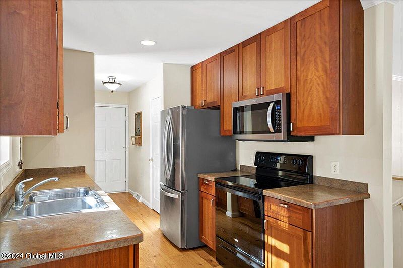 4th image of 3 Maplewood Drive