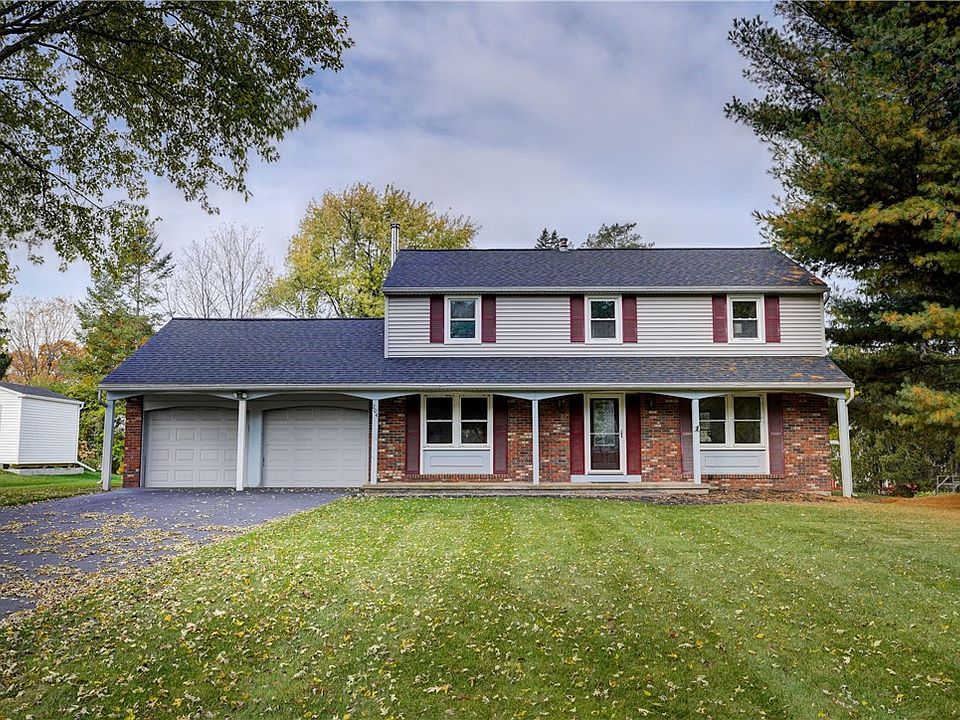 1st image of 204 Hawthorne Cir