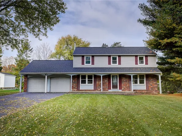 204 Hawthorne Cir, Farmington, NY 14425