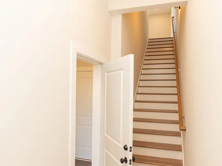 1039 Montague Pl — Photo 2
