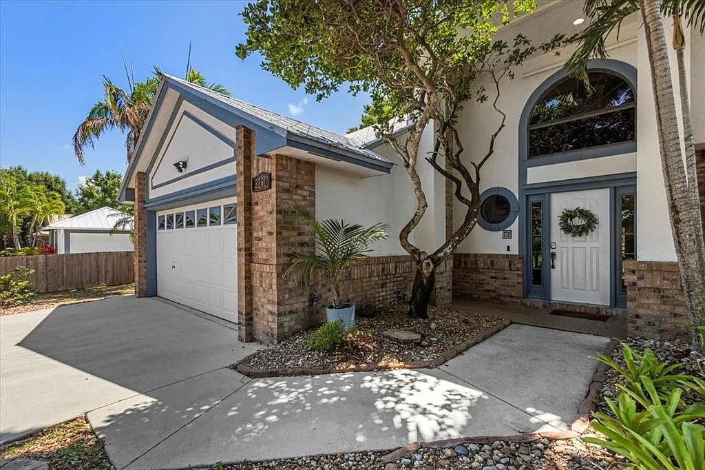 4 bed, 3.0 bath, 2391 sqft, $7,500 — Photo 2