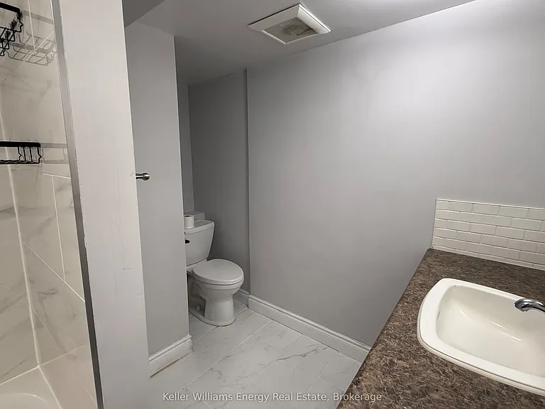 1137 Norman Cres #LOWER — Photo 32
