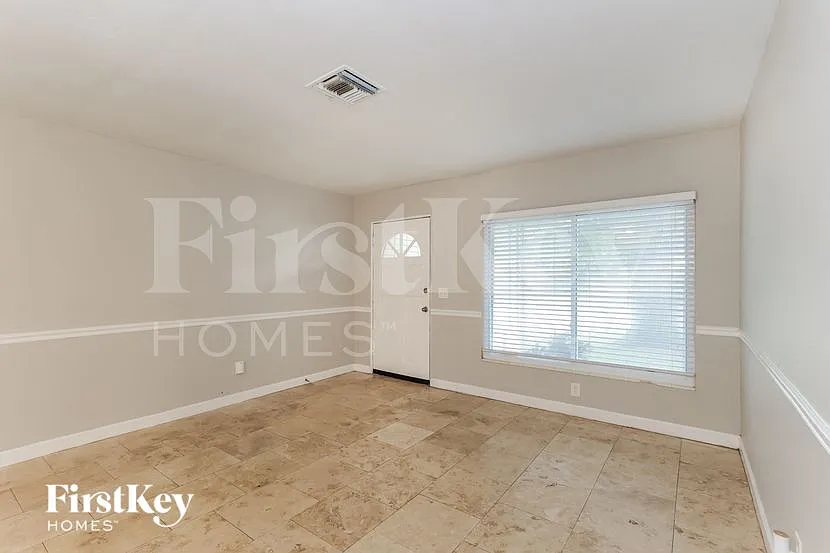 3 bed, 2.0 bath, 1572 sqft, $2,505 — Photo 2