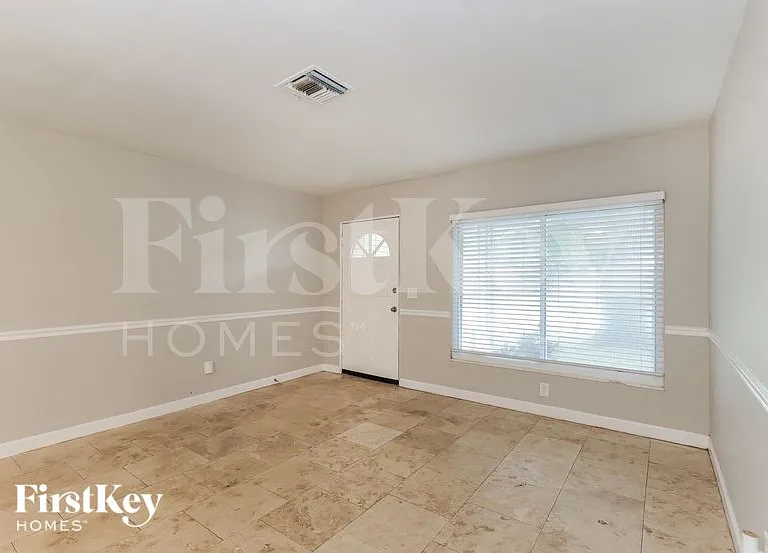 1795 Suffolk Dr — Photo 2