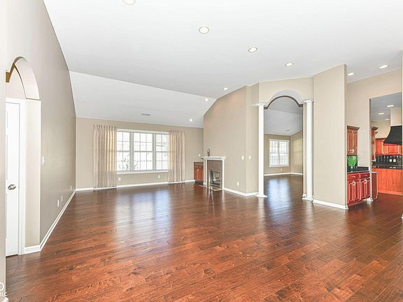 4th image of 2484 Royal Blvd