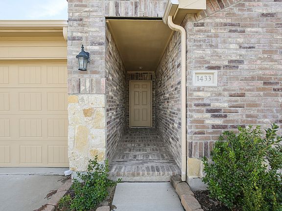 4th image of 1433 Willoughby Way