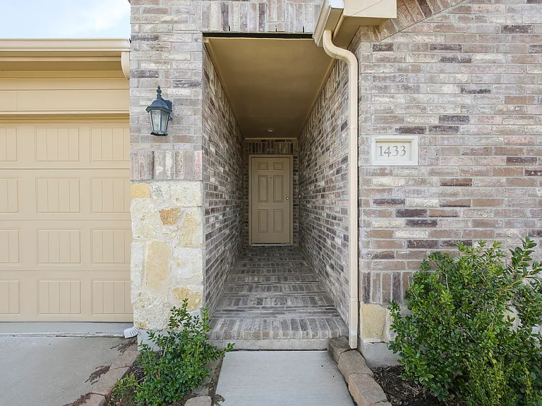 1433 Willoughby Way — Photo 3