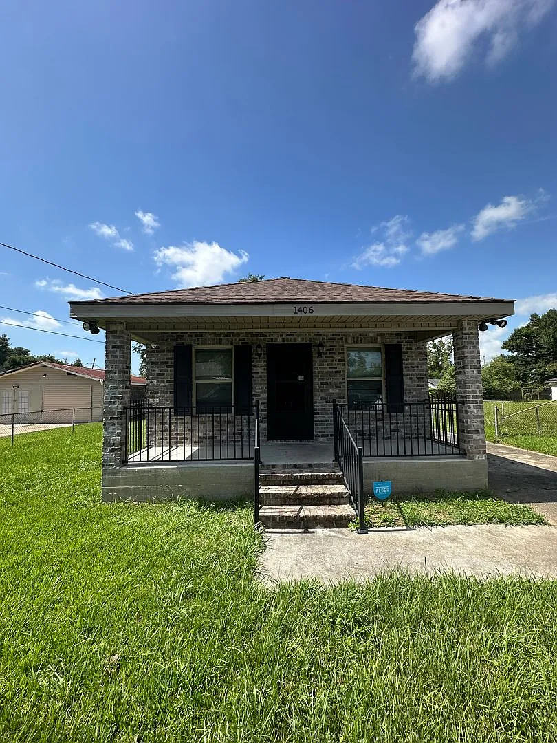Like New 3 Bedroom 2 Bathroom Home — Photo 1