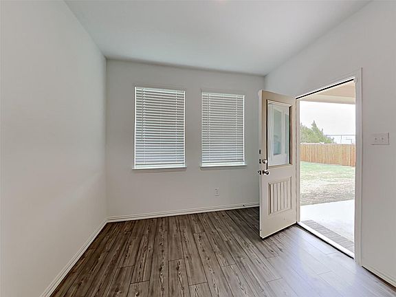 3rd image of 629 Fitzroy Ln