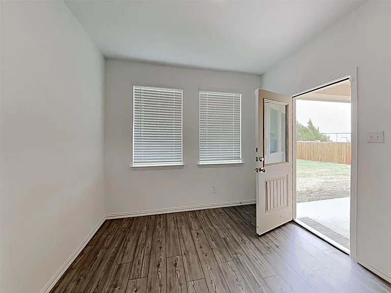 629 Fitzroy Ln — Photo 3