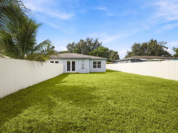 3rd image of 525 NW 106th St