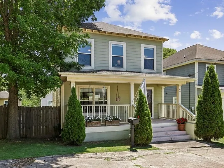 744 Garibaldi St SW — Photo 1