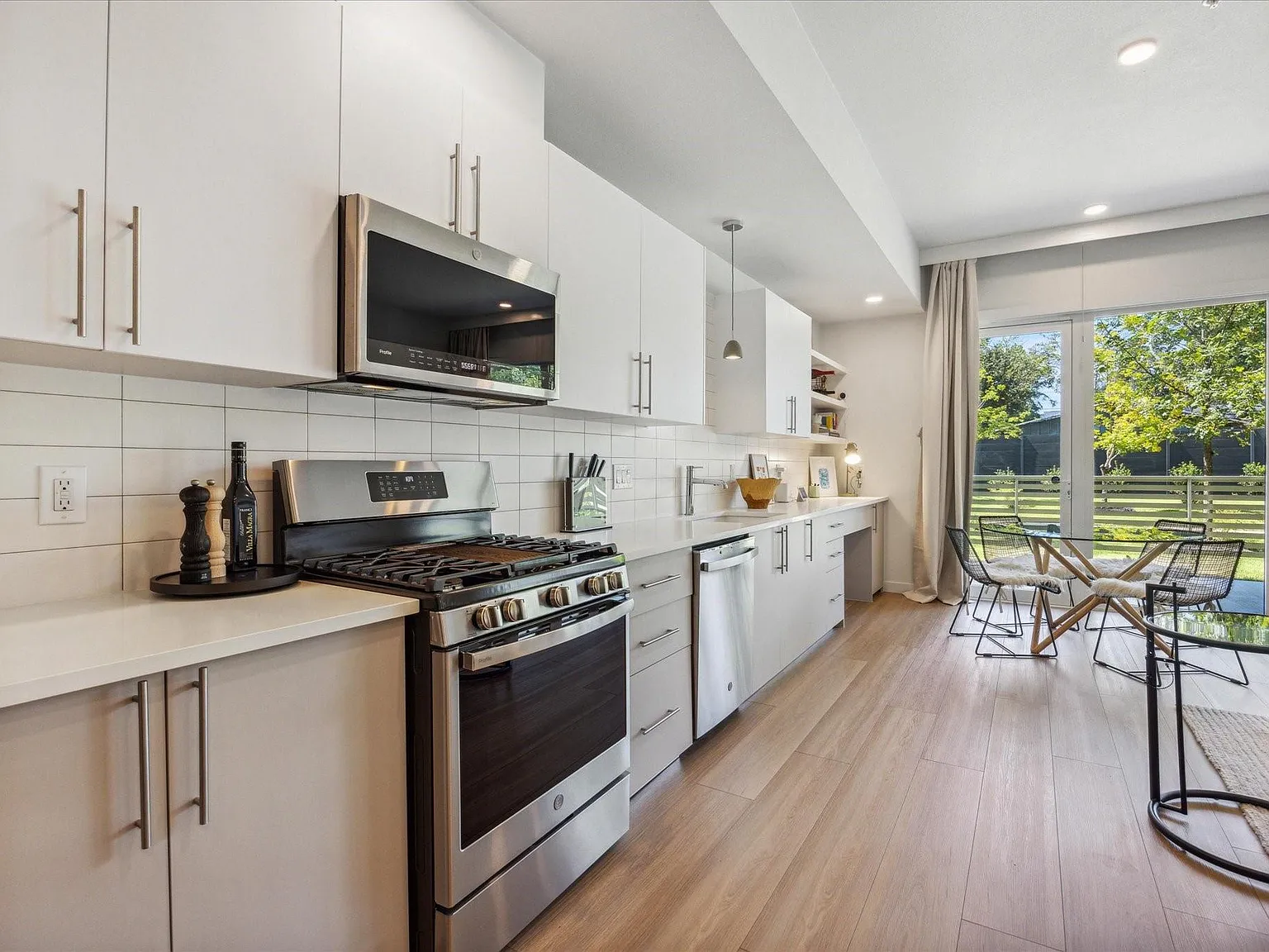 2 bed, 2.0 bath, 1227 sqft, $3,000 — Photo 4