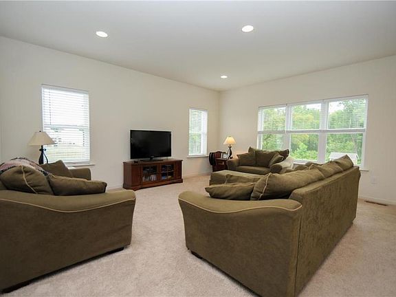 4th image of 134 Country Chase Dr
