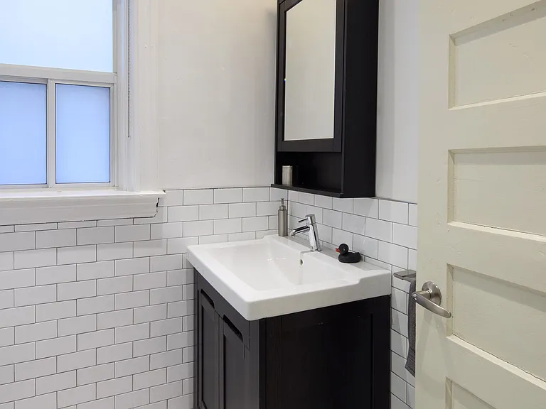 1158 College St #2 — Photo 18